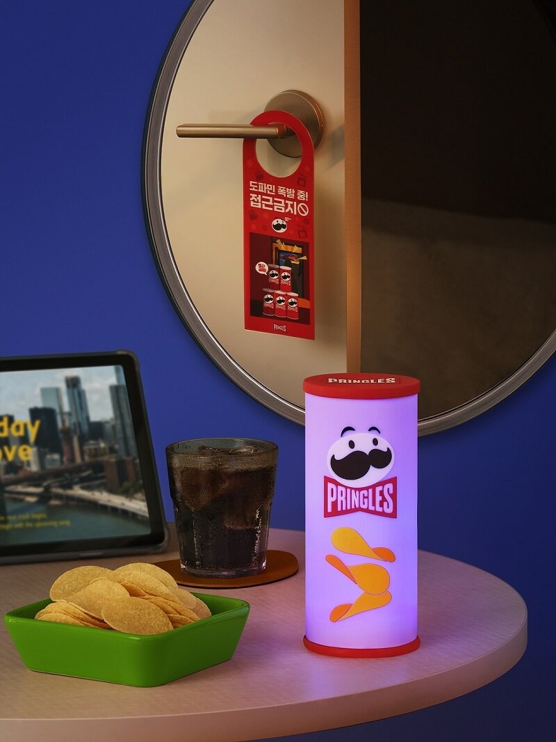 본문 이미지 - 프링글스 오사카로 떠나는 유니버설 투어 이벤트 경품 뷰티컷_무드램프&도어사인 / 사진=프링글스 제공