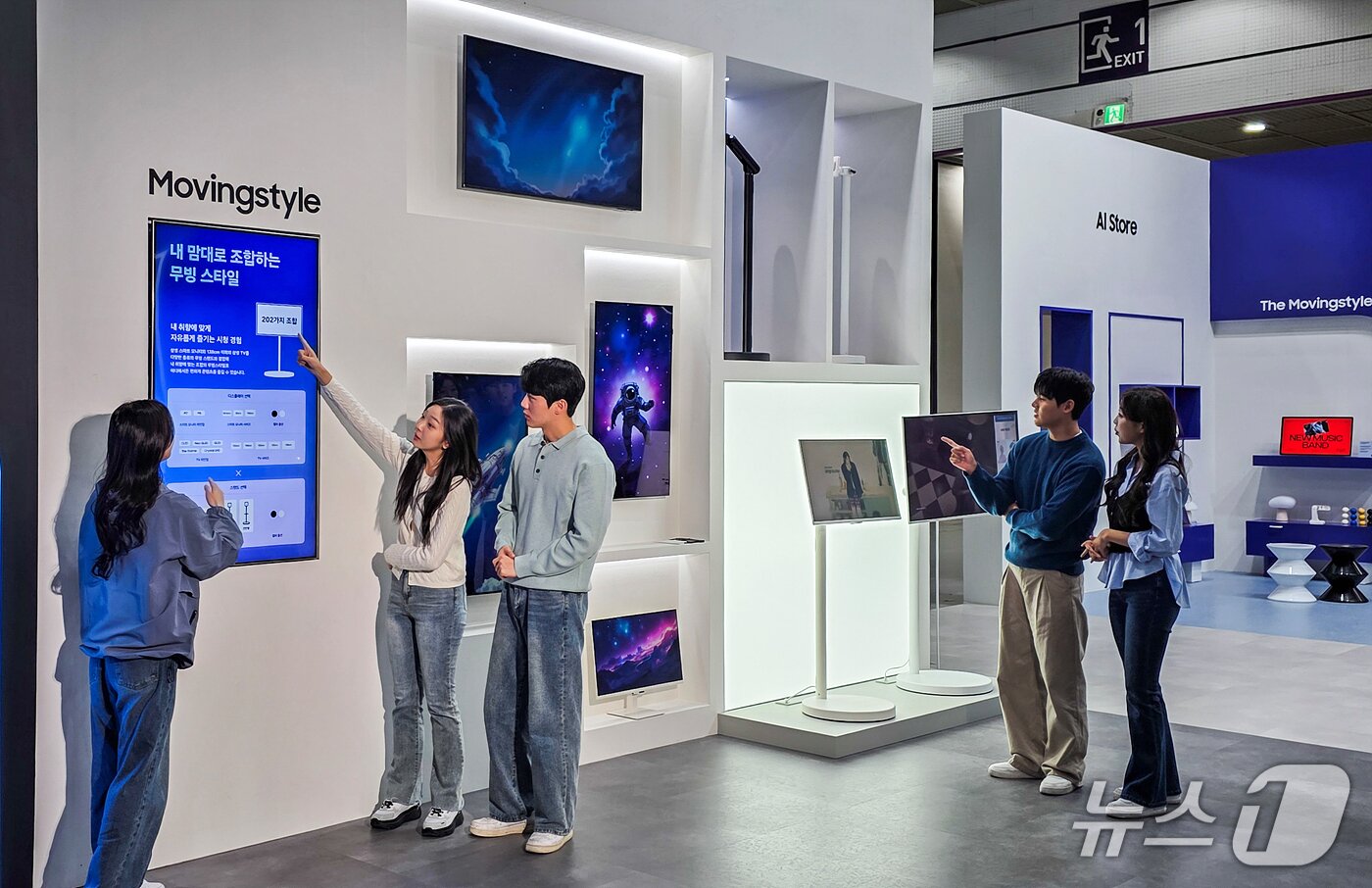 본문 이미지 - 서울 코엑스에서 열린 KES 2025(한국전자전) 삼성전자관에서 관람객들이 총 202가지 조합이 가능한 '무빙스타일'을 체험하고 있다.(삼성전자 제공)