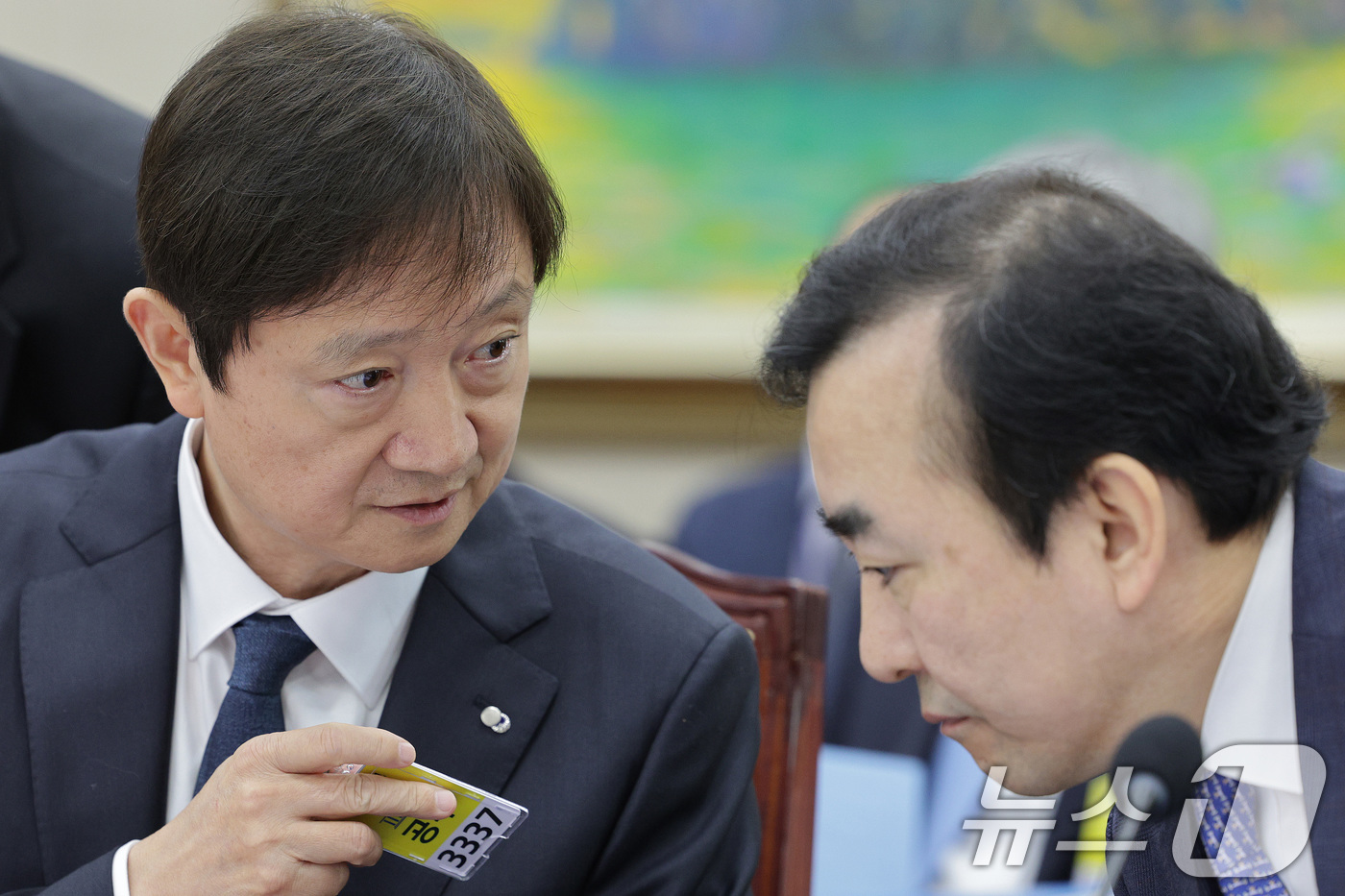 (서울=뉴스1) 신웅수 기자 = 이찬진 금융감독원장(왼쪽)과 이세훈 수석부원장이 21일 서울 여의도 국회 정무위원회에서 열린 금융감독원 등에 대한 국정감사에서 대화하고 있다. 20 …