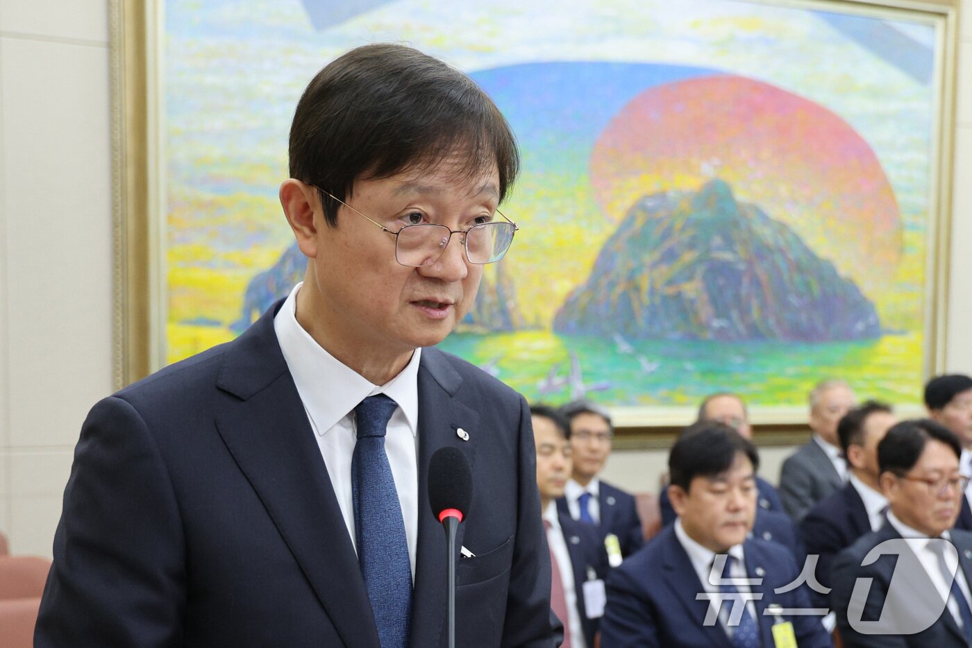 본문 이미지 - 이찬진 금융감독원장이 21일 서울 여의도 국회 정무위원회에서 열린 금융감독원 등에 대한 국정감사에서 인사말을 하고 있다. 2025.10.21/뉴스1 ⓒ News1 신웅수 기자