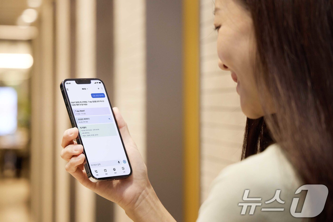 본문 이미지 - SK텔레콤은 인공지능&#40;AI&#41; 서비스 &#39;에이닷&#39;의 월간 활성이용자수가 1,000만명을 돌파했다고 21일 밝혔다. 사진은 SKT 모델이 에이닷 앱을 사용하는 모습. &#40;SK텔레콤 제공. 재판매 및 DB 금지&#41; 2025.10.21/뉴스1