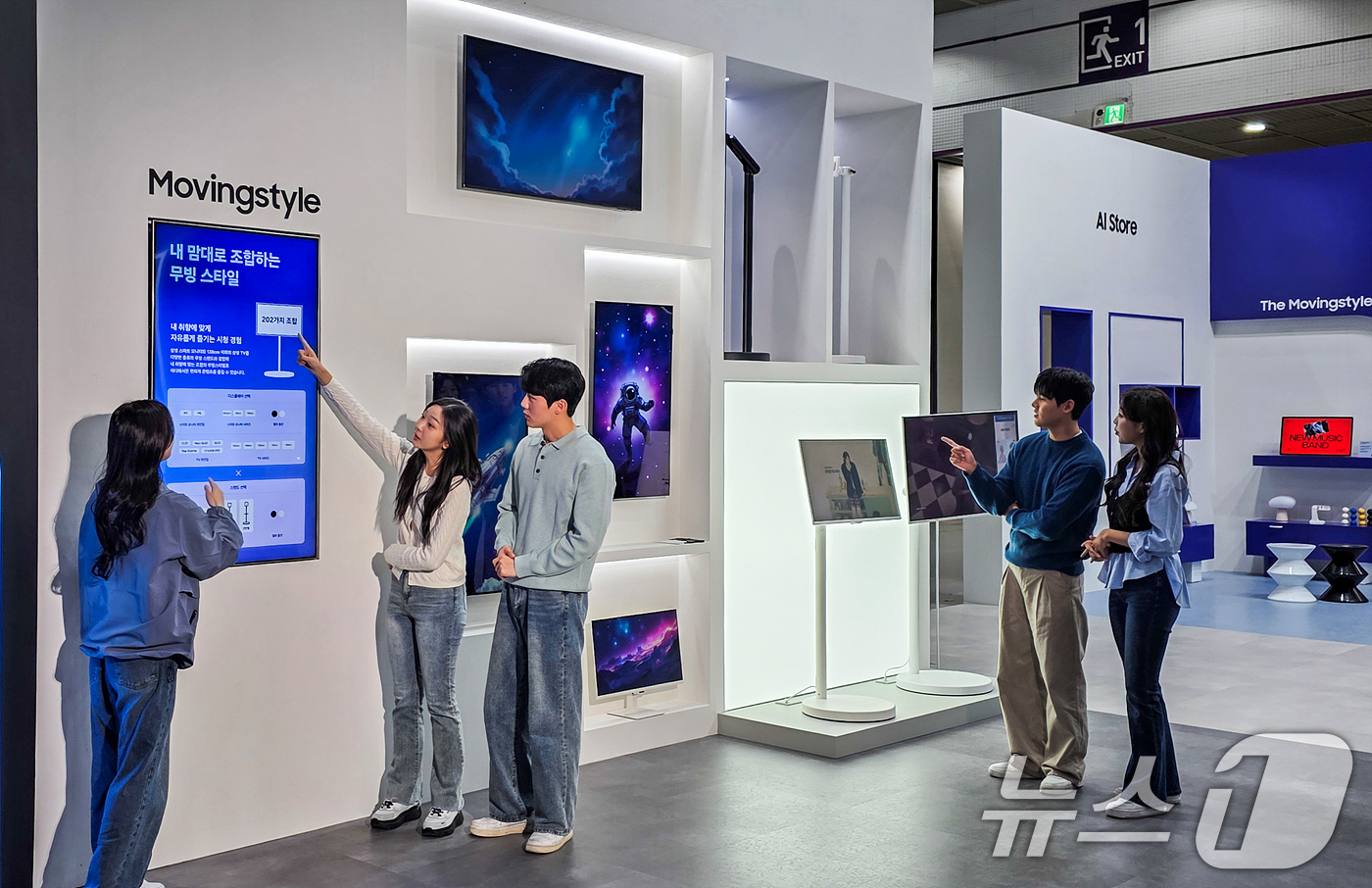 (서울=뉴스1) = 삼성전자가 오는 24일까지 서울 강남구 코엑스에서 열리는 'KES 2025(한국전자전)'에서 주거부터 교육, 비즈니스까지 다양한 환경 속에서 일상을 혁신하는 최 …