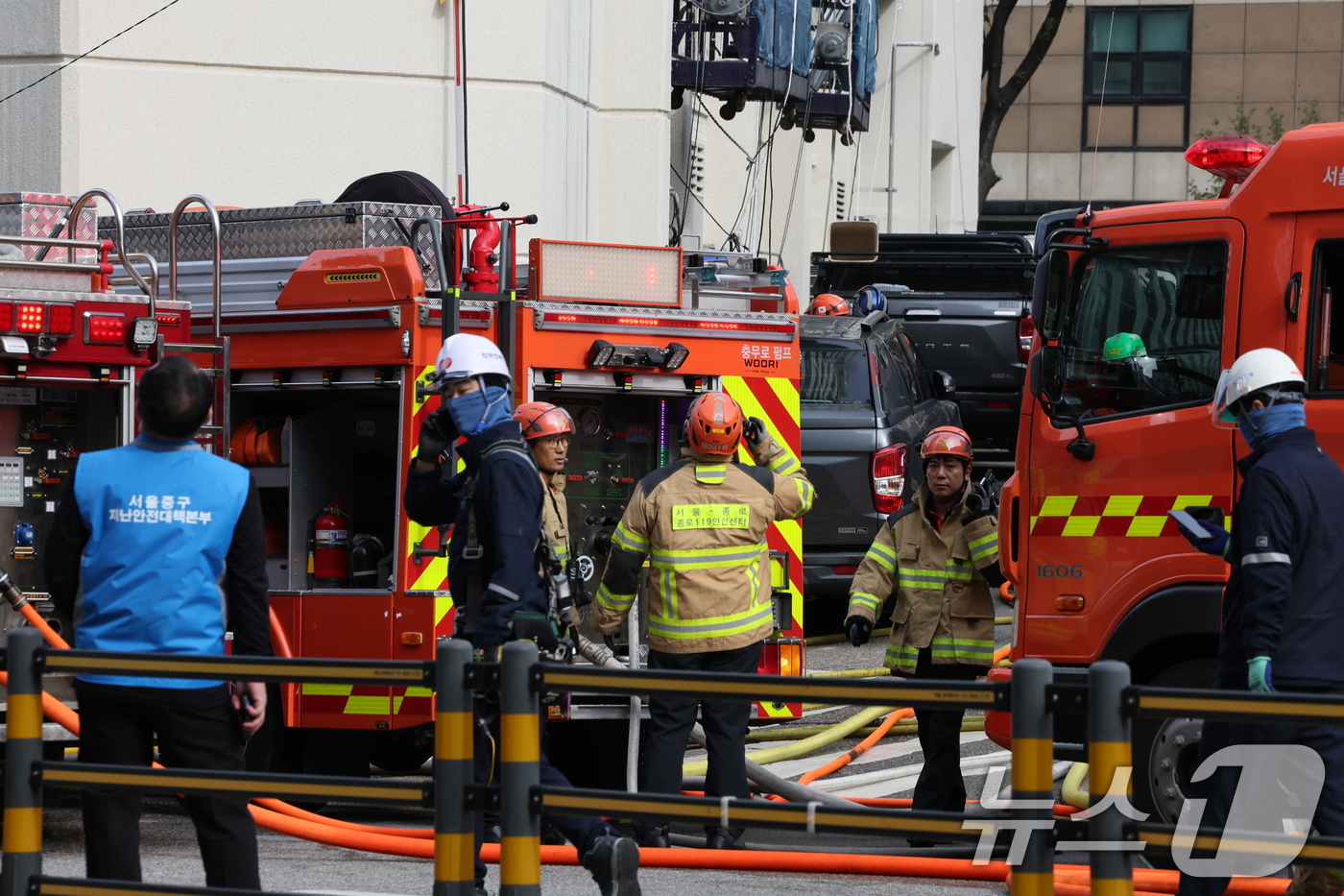 (서울=뉴스1) 장수영 기자 = 21일 오전 서울 중구 서울센터빌딩에서 화재가 발생해 소방당국이 진화 작업을 펼치고 있다. 2025.10.21/뉴스1