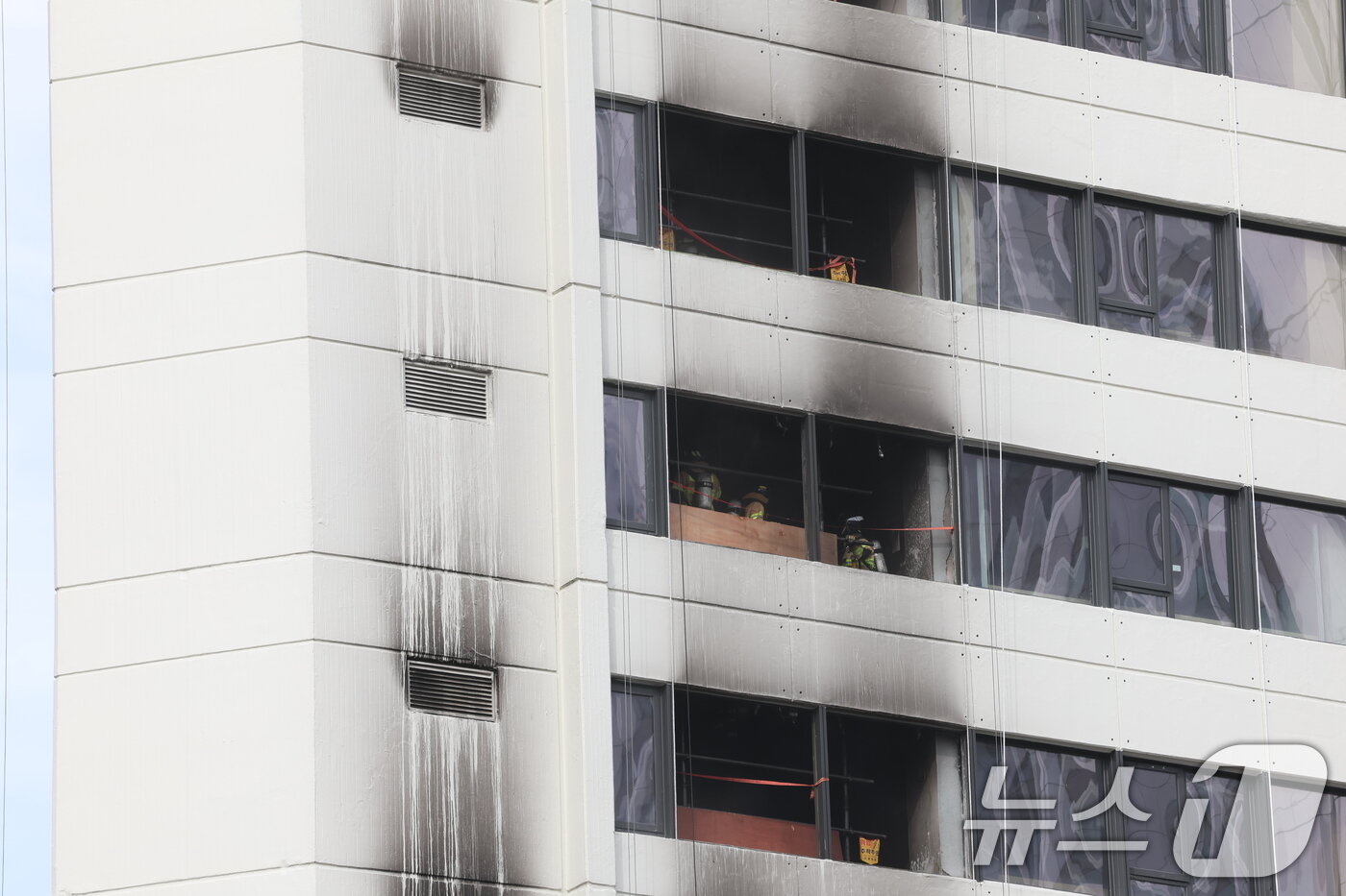 본문 이미지 - 21일 오전 서울 중구 서울센터빌딩에서 화재가 발생해 소방당국이 진화 작업을 펼치고 있다. 2025.10.21/뉴스1 ⓒ News1 장수영 기자