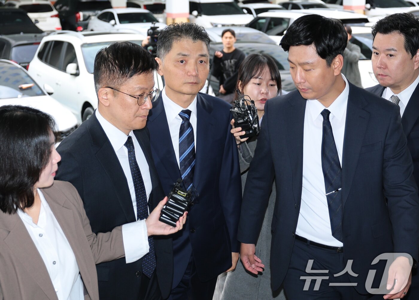 본문 이미지 - SM엔터테인먼트 시세를 조종한 혐의를 받는 카카오 창업자 김범수 경영쇄신위원장이 21일 오전 서울 양천구 서울남부지방법원에서 열린 1심 선고 공판에 출석하고 있다. 2025.10.21/뉴스1 ⓒ News1 오대일 기자