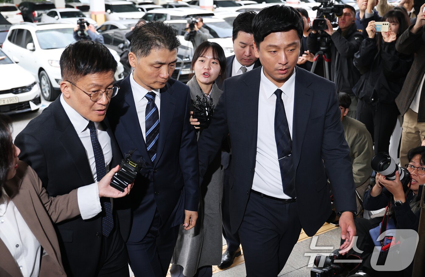 본문 이미지 - SM엔터테인먼트 시세를 조종한 혐의를 받는 카카오 창업자 김범수 경영쇄신위원장이 21일 오전 서울 양천구 서울남부지방법원에서 열린 1심 선고 공판에 출석하고 있다. 2025.10.21/뉴스1 ⓒ News1 오대일 기자