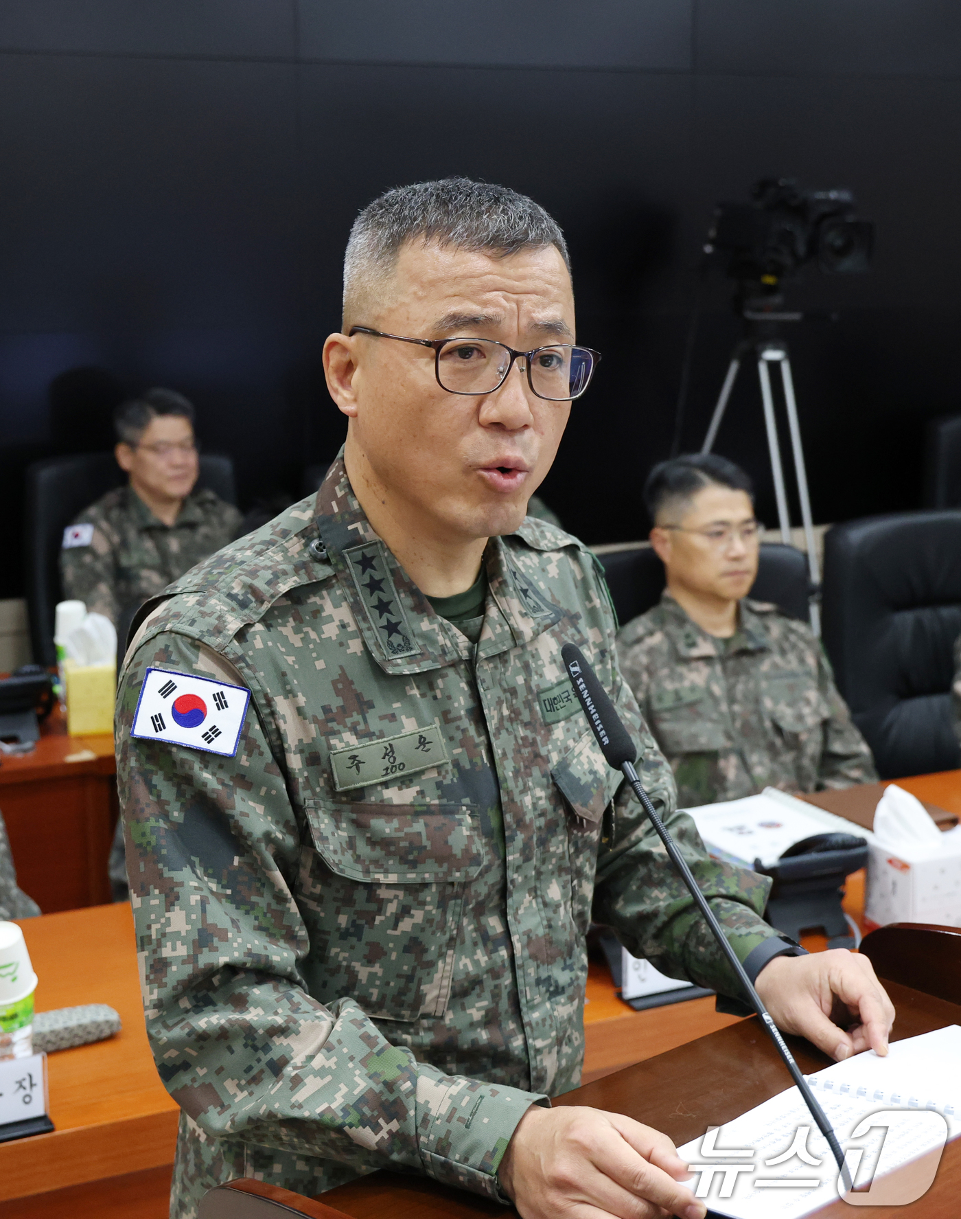 (용인=뉴스1) 김영운 기자 = 주성운 지상작전사령관이 21일 경기 용인시 육군지상작전사령부에서 열린 국회 국방위원회의 육군지상작전사령부에 대한 국정감사에서 업무보고를 하고 있다. …