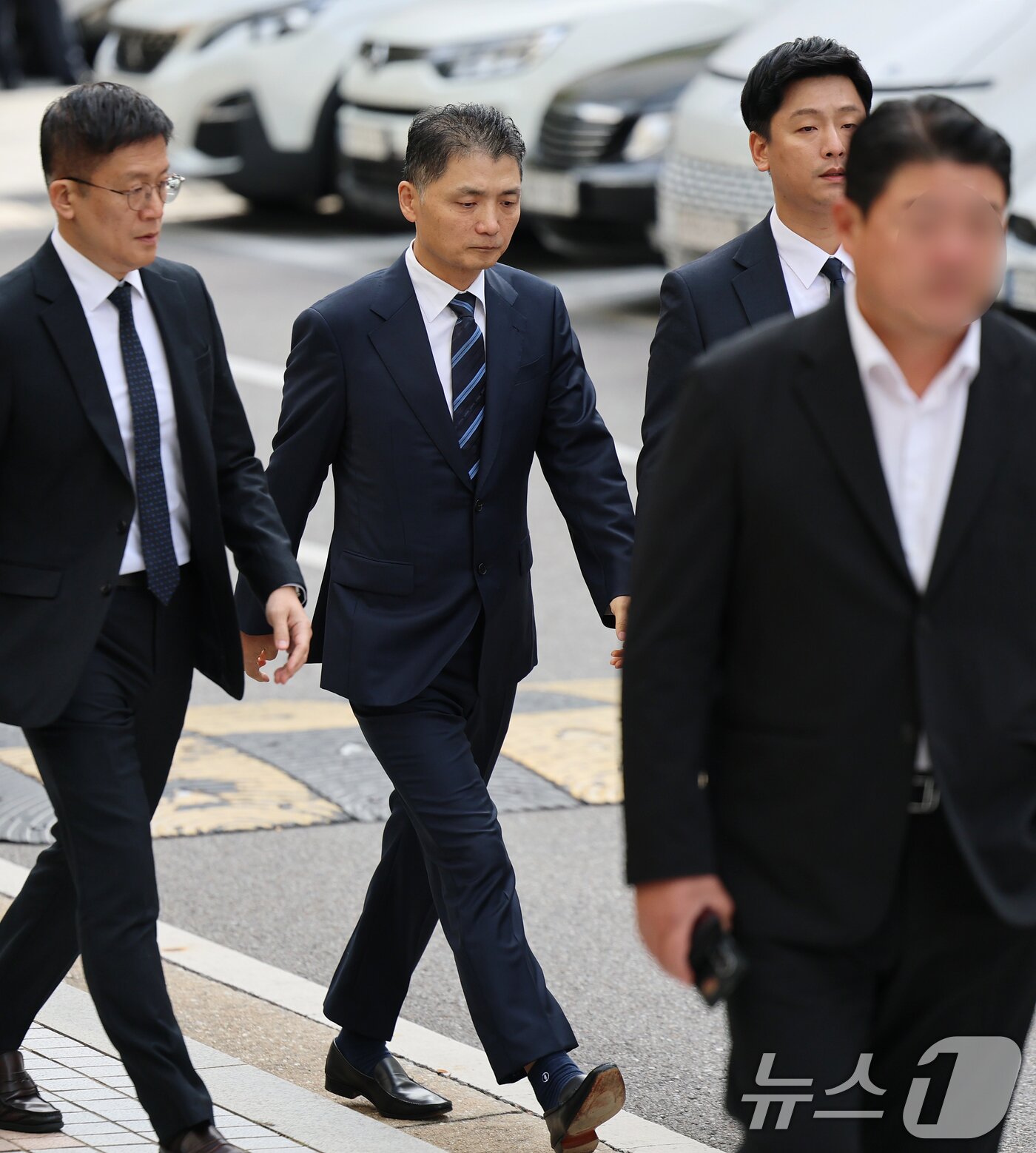 본문 이미지 - SM엔터테인먼트 시세를 조종한 혐의를 받는 카카오 창업자 김범수 경영쇄신위원장이 21일 오전 서울 양천구 서울남부지방법원에서 열린 1심 선고 공판에 출석하고 있다. 2025.10.21/뉴스1 ⓒ News1 오대일 기자