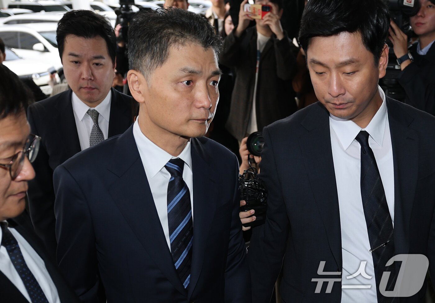 본문 이미지 - SM엔터테인먼트 시세를 조종한 혐의를 받는 카카오 창업자 김범수 경영쇄신위원장이 21일 오전 서울 양천구 서울남부지방법원에서 열린 1심 선고 공판에 출석하고 있다. 2025.10.21/뉴스1 ⓒ News1 오대일 기자