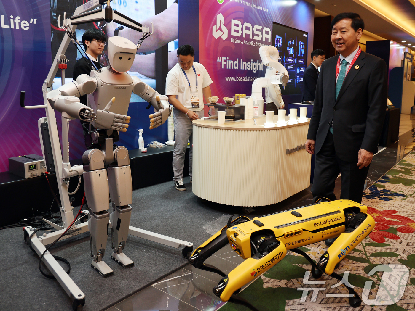 (인천=뉴스1) 황기선 기자 = 구윤철 경제부총리 겸 기획재정부 장관이 21일 오전 인천 중구 인스파이어 리조트에서 '2025 APEC 재무장관회의 및 구조개혁장관회의' 참석 전 …