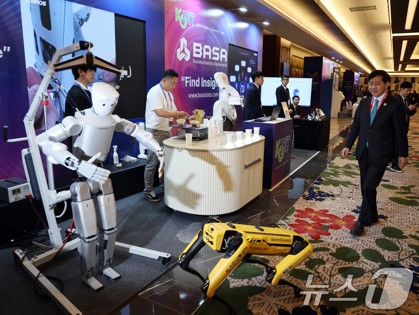 (인천=뉴스1) 황기선 기자 = 구윤철 경제부총리 겸 기획재정부 장관이 21일 오전 인천 중구 인스파이어 리조트에서 '2025 APEC 재무장관회의 및 구조개혁장관회의' 참석 전 …