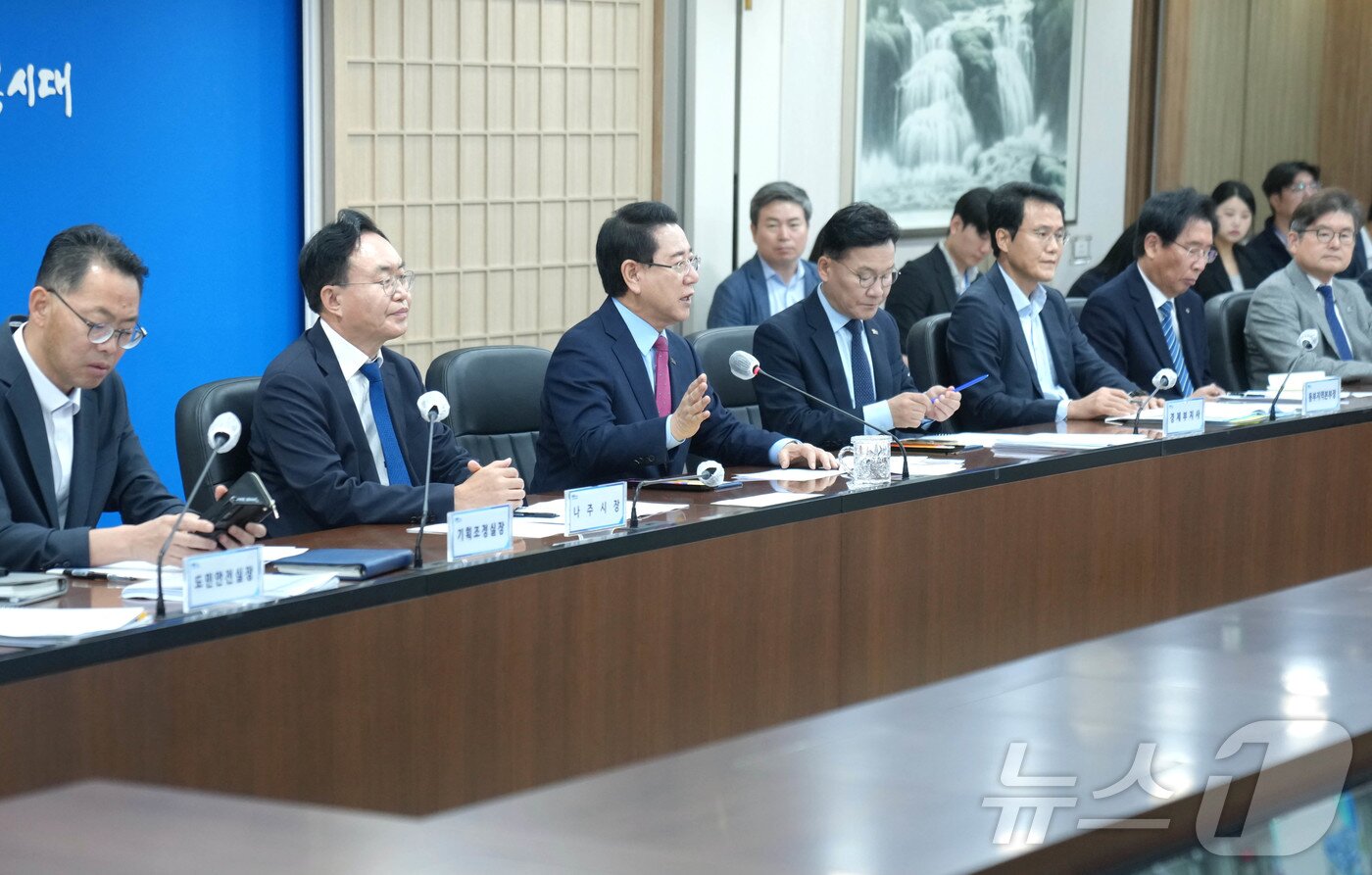 본문 이미지 - 김영록 전라남도지사가 21일 도청 서재필실에서 ‘인공태양 연구시설 유치 공모 회의’를 주재하고 있다. &#40;전남도 제공. 재판매 및 DB금지&#41;2025.10.21/뉴스1