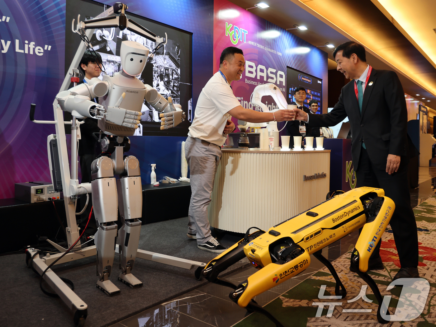 (인천=뉴스1) 황기선 기자 = 구윤철 경제부총리 겸 기획재정부 장관이 21일 오전 인천 중구 인스파이어 리조트에서 '2025 APEC 재무장관회의 및 구조개혁장관회의' 전 홍보부 …