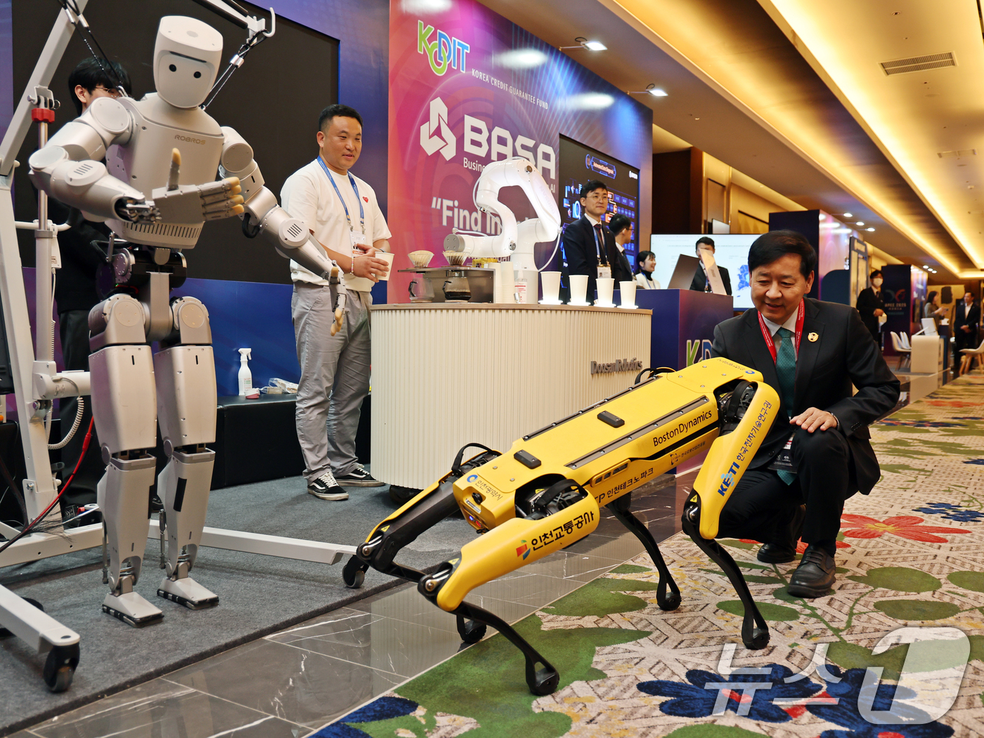 (인천=뉴스1) 황기선 기자 = 구윤철 경제부총리 겸 기획재정부 장관이 21일 오전 인천 중구 인스파이어 리조트에서 '2025 APEC 재무장관회의 및 구조개혁장관회의' 참석 전 …