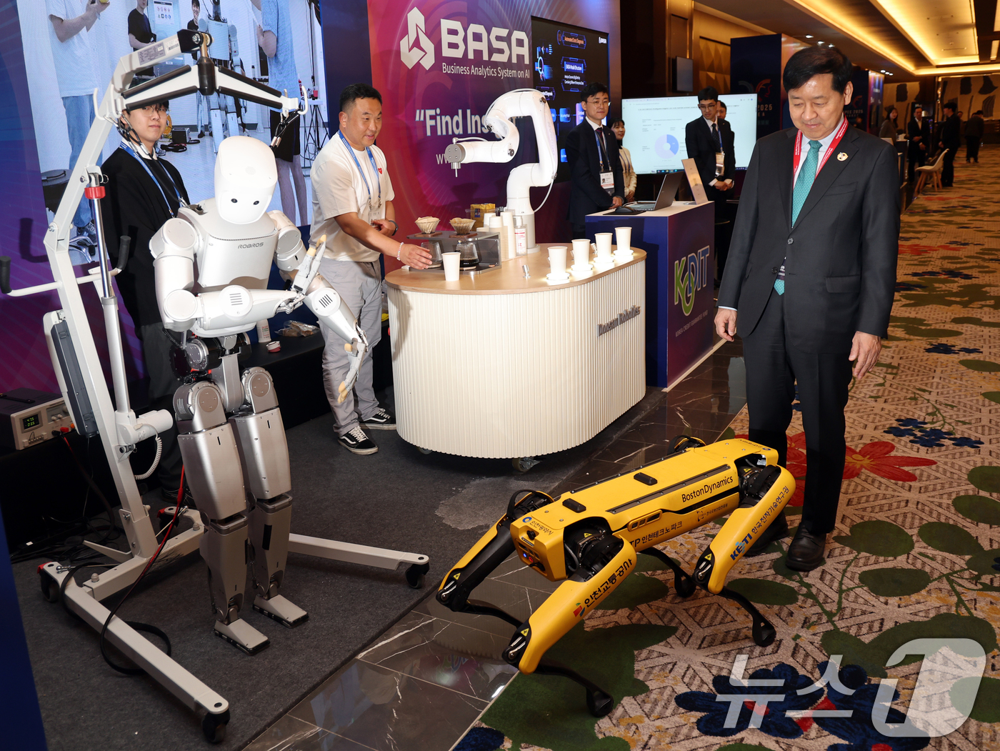 (인천=뉴스1) 황기선 기자 = 구윤철 경제부총리 겸 기획재정부 장관이 21일 오전 인천 중구 인스파이어 리조트에서 '2025 APEC 재무장관회의 및 구조개혁장관회의' 참석 전 …