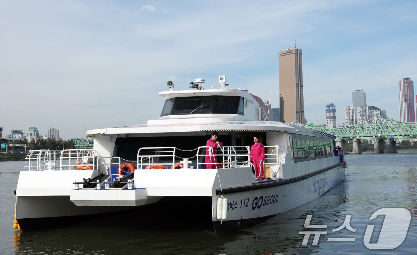 본문 이미지 - 21일 서울 용산구 노들섬에서 열린 &#39;노들 글로벌 예술섬&#39; 착공식에 참석자를 태운 한강버스가 도착하고 있다. 2025.10.21/뉴스1 ⓒ News1 김명섭 기자