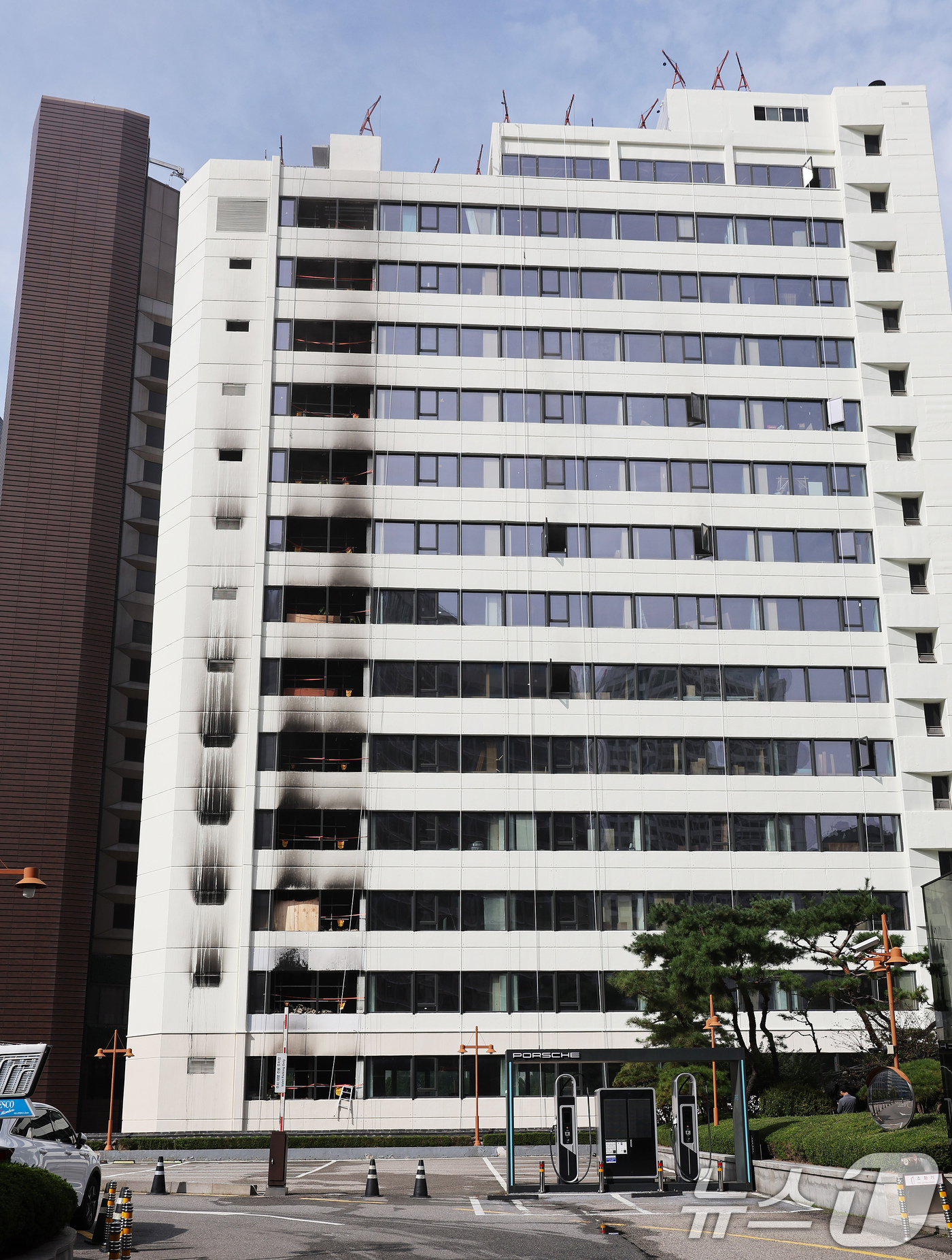 (서울=뉴스1) 장수영 기자 = 21일 오전 서울 중구 서울센터빌딩에서 화재가 발생해 건물 외벽이 검게 그을려 있다.소방당국에 따르면 현재까지 이 불로 인한 인명피해는 없는 것으로 …