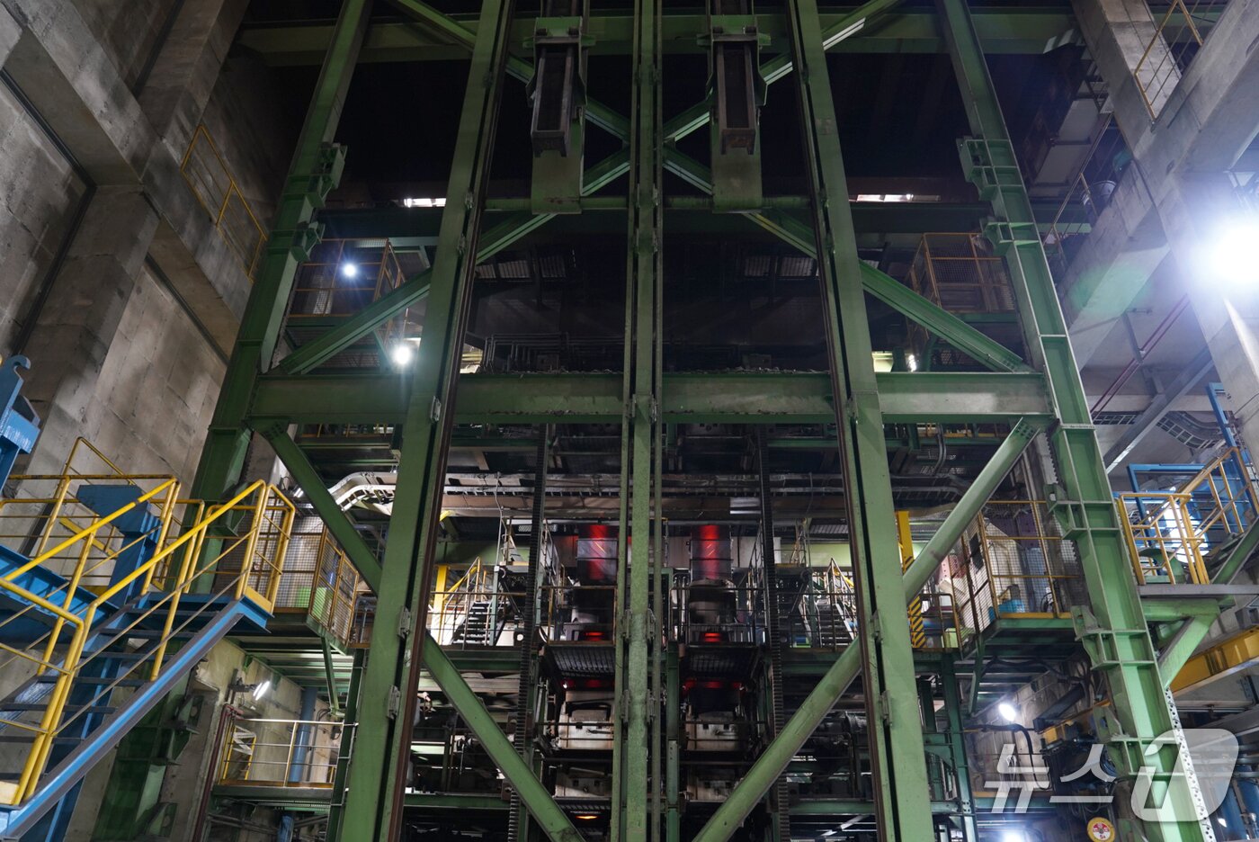 본문 이미지 - 세아창원특수강이 수직연주기로 빌렛&#40;반제품&#41;을 생산하고 있다&#40;세아홀딩스 제공&#41; 2025.10.20/뉴스1