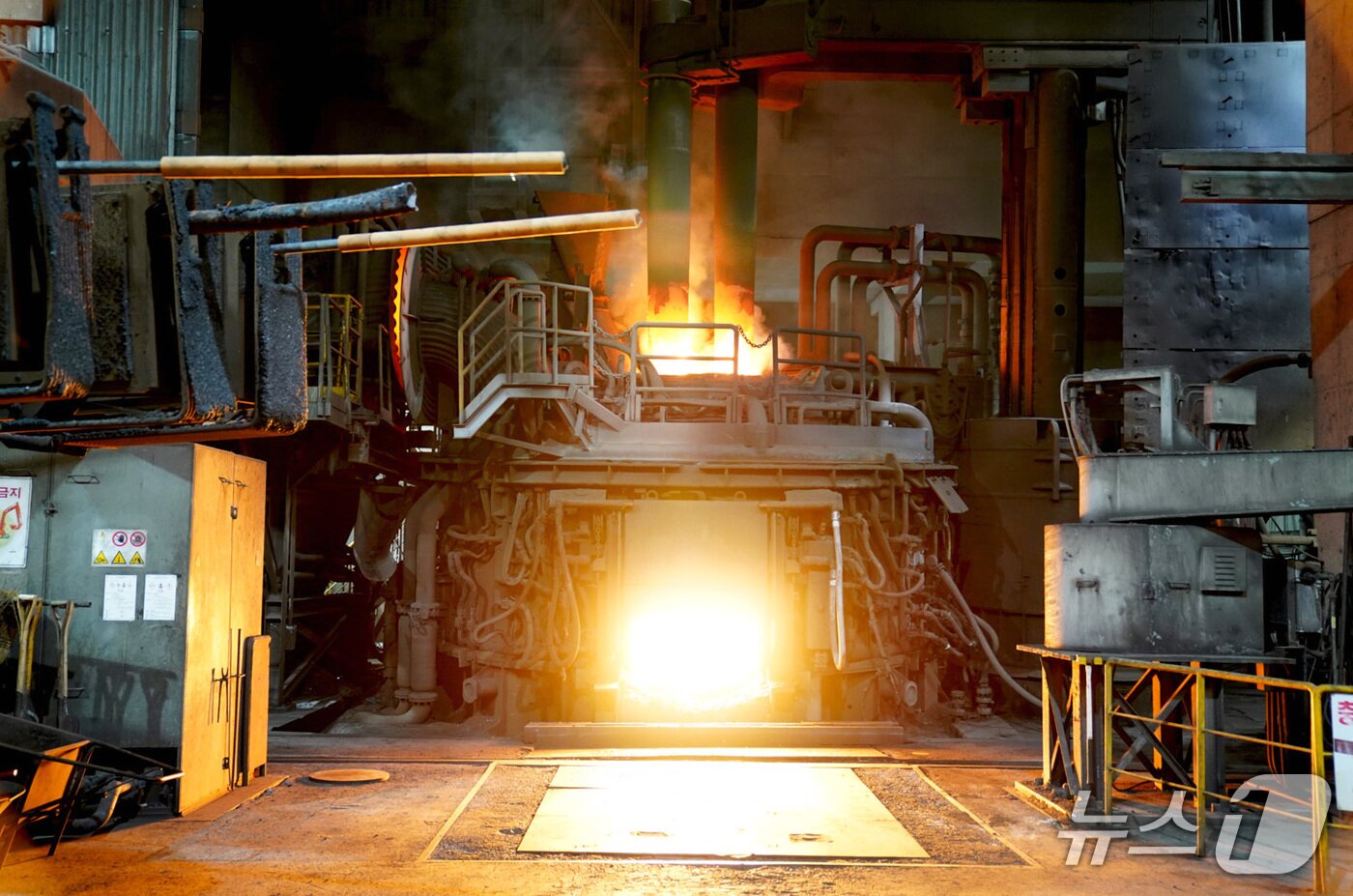 본문 이미지 - 세아창원특수강 제강공장의 1600도 60톤 전기로에서 고철 용해 작업이 진행되고 있다&#40;세아홀딩스 제공&#41; 2025.10.21/뉴스1