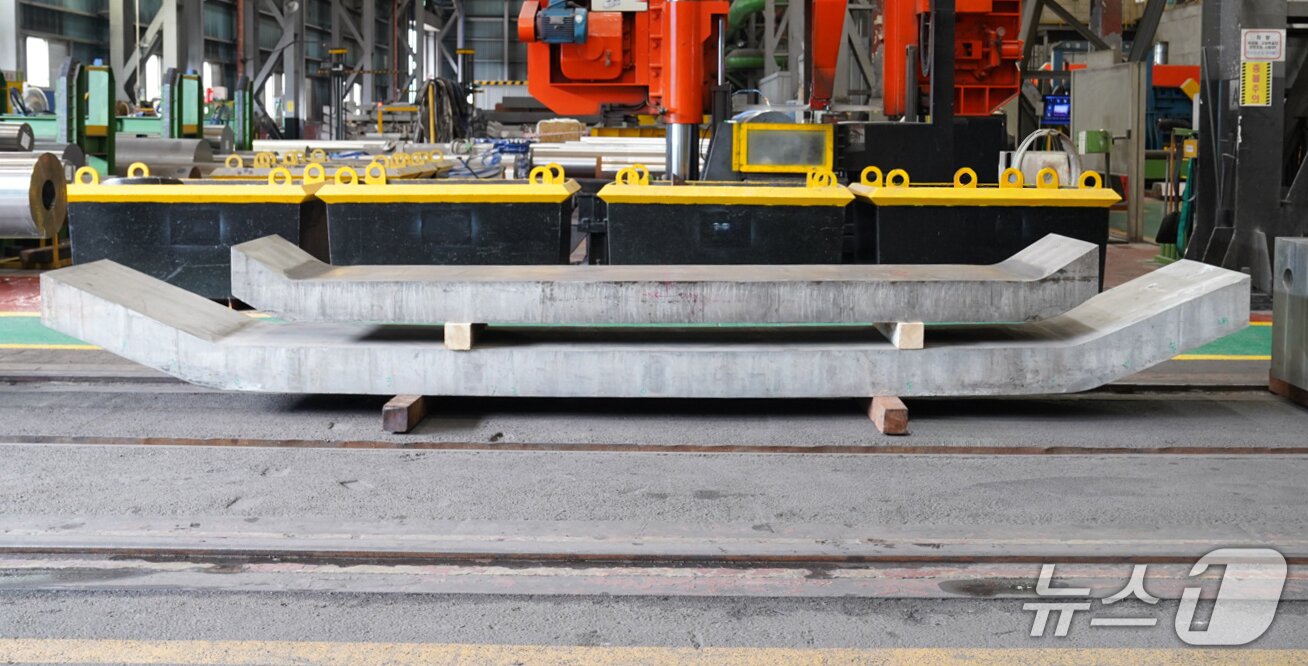 본문 이미지 - 세아창원특수강에서 국산화에 성공한 항공용 알루미늄 단조 제품인 윙스파&#40;세아홀딩스 제공&#41; 2025.10.21/뉴스1