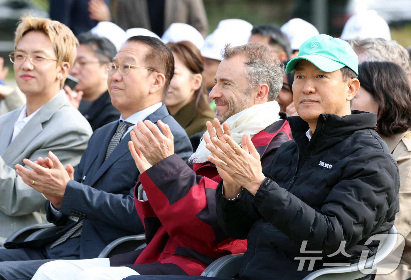 (서울=뉴스1) 김명섭 기자 = 오세훈 서울시장,  권영세 용산구 국회의원, 토마스헤더윅 건축가가 21일 서울 용산구 노들섬에서 열린 '노들 글로벌 예술섬' 착공식에서 손뼉을 치고 …