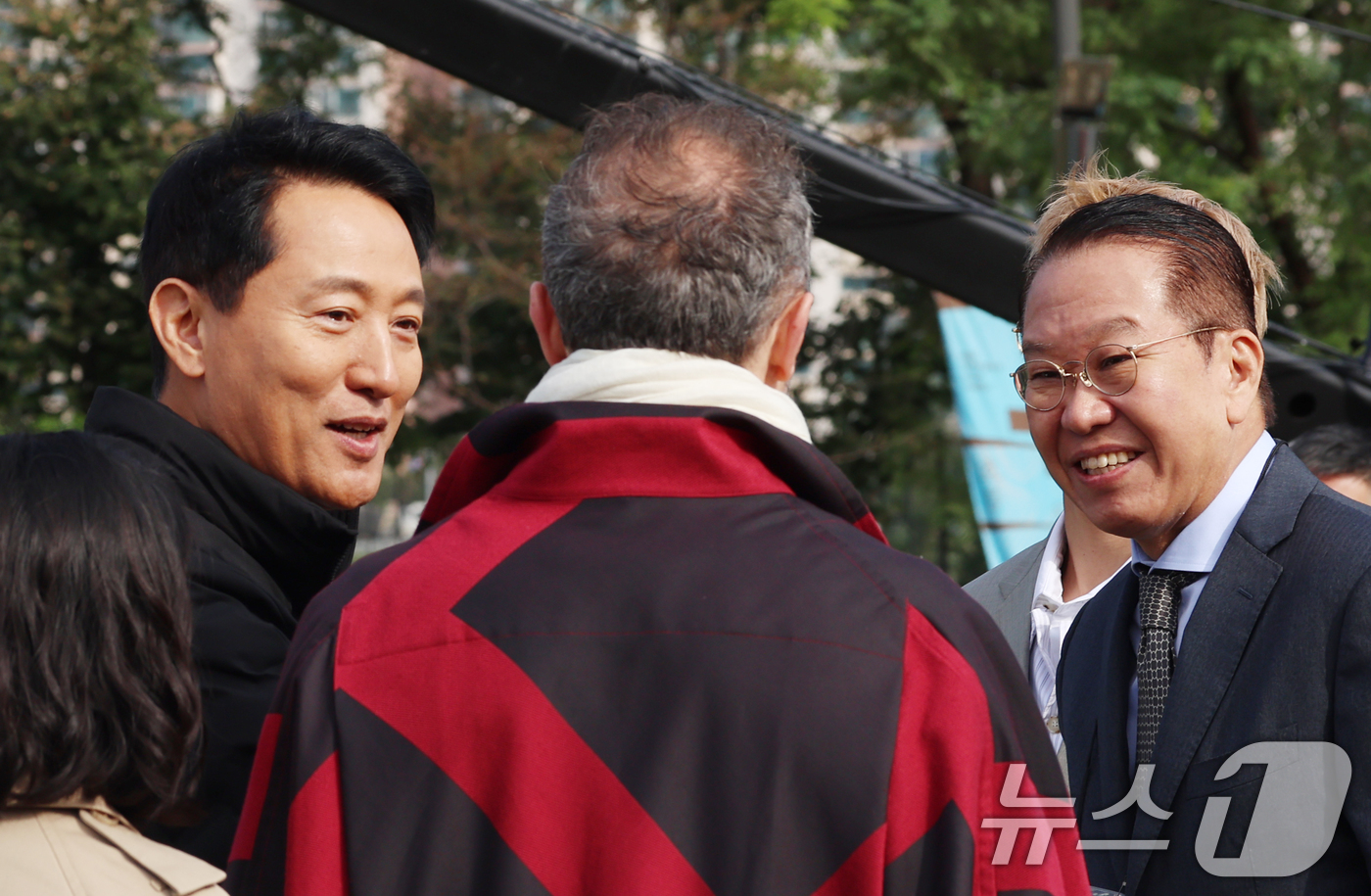 (서울=뉴스1) 김명섭 기자 = 오세훈 서울시장,  권영세 용산구 국회의원, 토마스헤더윅 건축가가 21일 서울 용산구 노들섬에서 열린 '노들 글로벌 예술섬' 착공식에서 대화를 하고 …