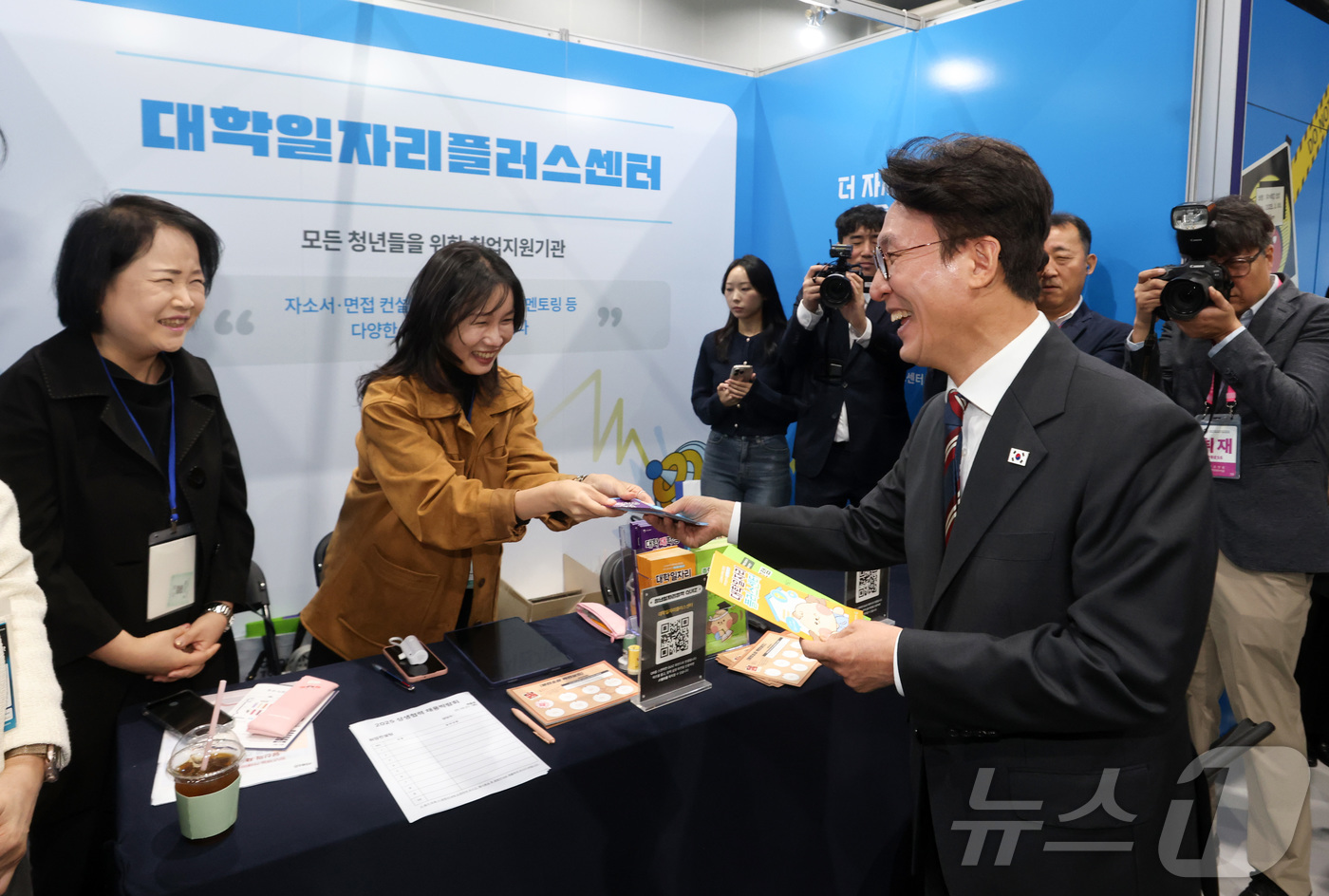 (서울=뉴스1) 청사사진기자단 = 김민석 국무총리가 21일 오전 서울 강서구 코엑스 마곡에서 열린 민관합동 상생협력 채용박람회에서 대학일자리플러스센터 부스를 둘러보고 있다. 202 …