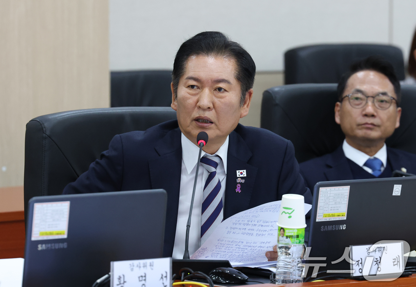 (용인=뉴스1) 김영운 기자 = 정청래 더불어민주당 의원이 21일 경기 용인시 육군지상작전사령부에서 열린 국회 국방위원회의 육군지상작전사령부에 대한 국정감사에서 질의를 하고 있다. …