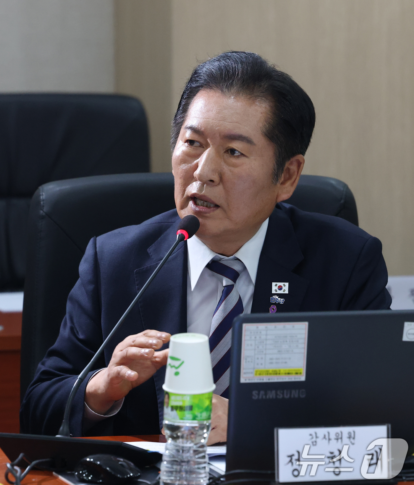 (용인=뉴스1) 김영운 기자 = 정청래 더불어민주당 의원이 21일 경기 용인시 육군지상작전사령부에서 열린 국회 국방위원회의 육군지상작전사령부에 대한 국정감사에서 질의를 하고 있다. …