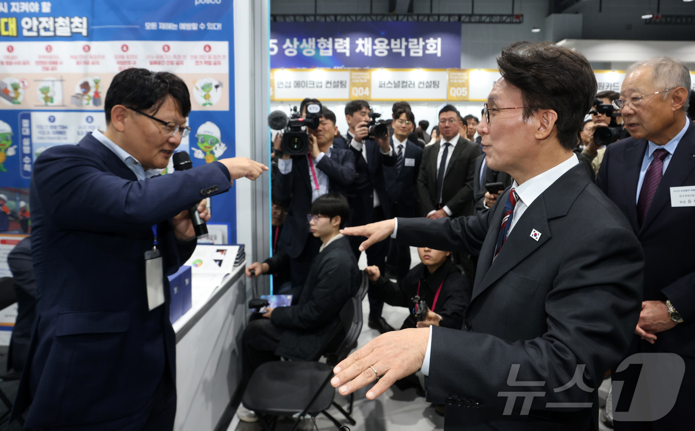 (서울=뉴스1) 청사사진기자단 = 김민석 국무총리가 21일 오전 서울 강서구 코엑스 마곡에서 열린 민관합동 상생협력 채용박람회에서 부스를 둘러보고 있다. 2025.10.21/뉴스1 …