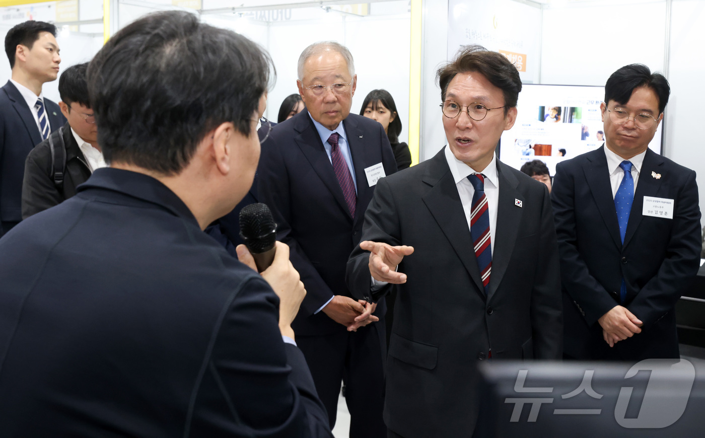 (서울=뉴스1) 청사사진기자단 = 김민석 국무총리가 21일 오전 서울 강서구 코엑스 마곡에서 열린 민관합동 상생협력 채용박람회에서 부스를 둘러보고 있다. 2025.10.21/뉴스1 …