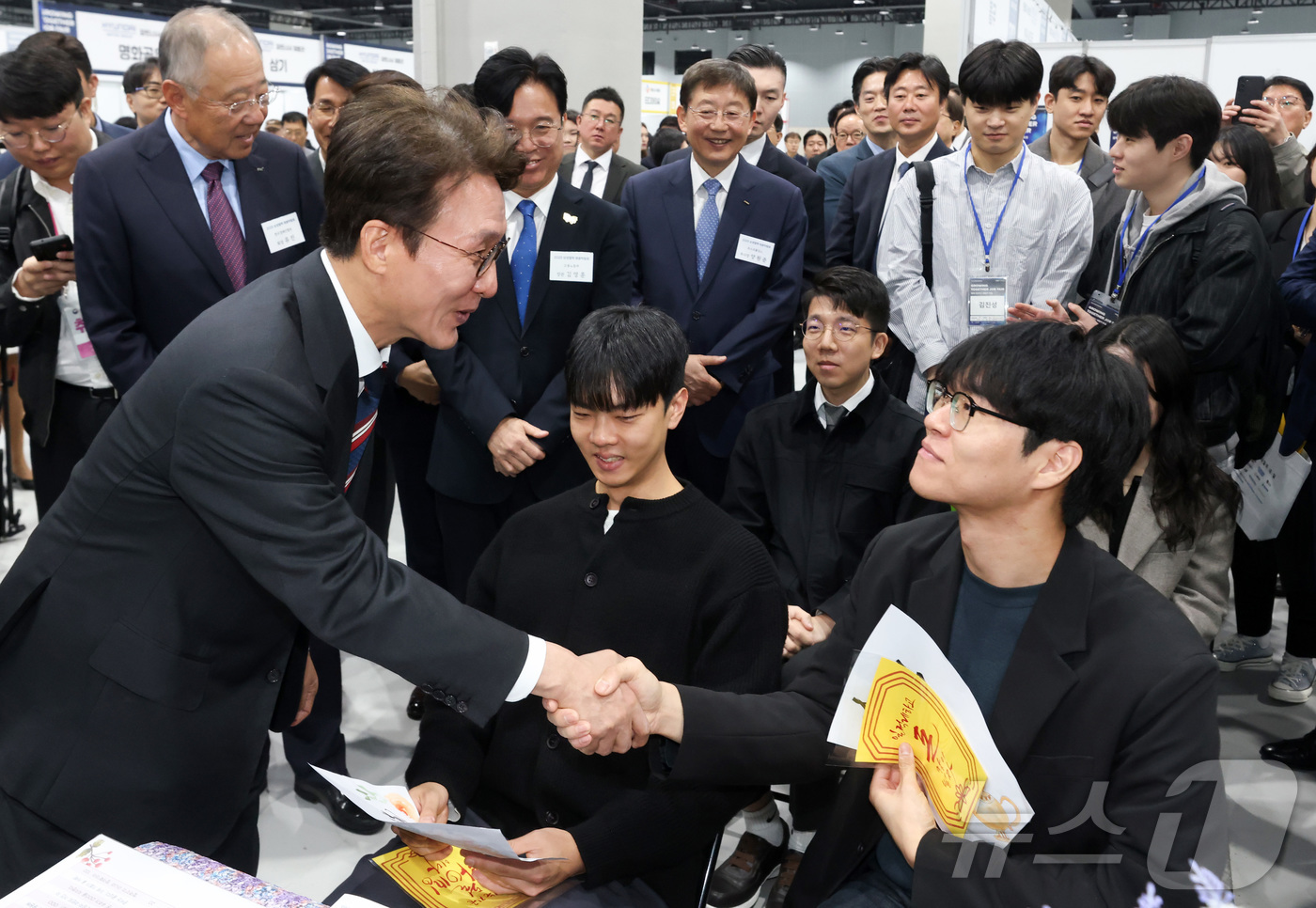 (서울=뉴스1) 청사사진기자단 = 김민석 국무총리가 21일 오전 서울 강서구 코엑스 마곡에서 열린 민관합동 상생협력 채용박람회에서 구직자에게 응원 메시지를 선물하고 있다. 2025 …