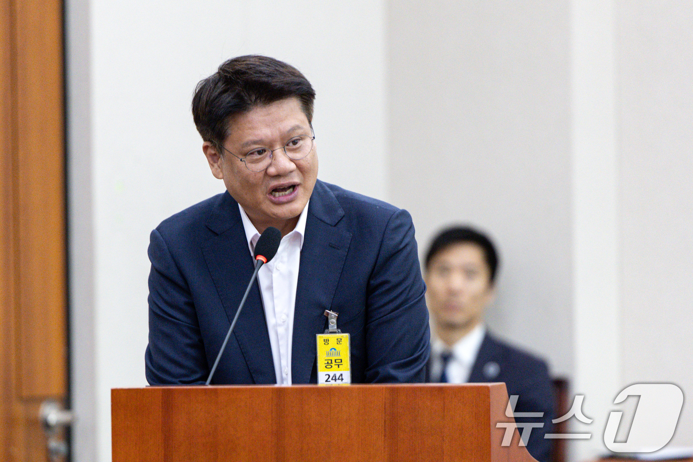 (서울=뉴스1) 이승배 기자 = 황재원 HDC 신라면세점 판촉팀장이 21일 서울 여의도 국회에서 열린 법제사법위원회 대전고법 등에 대한 국정감사에 증인으로 출석해 의원 질의에 답변 …