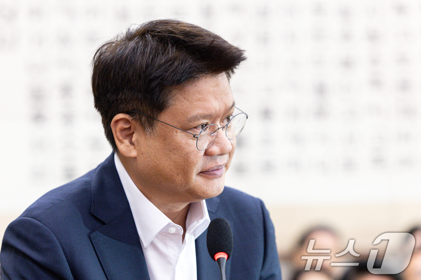 (서울=뉴스1) 이승배 기자 = 황재원 HDC 신라면세점 판촉팀장이 21일 서울 여의도 국회에서 열린 법제사법위원회 대전고법 등에 대한 국정감사에 증인으로 출석해 의원 질의를 듣고 …