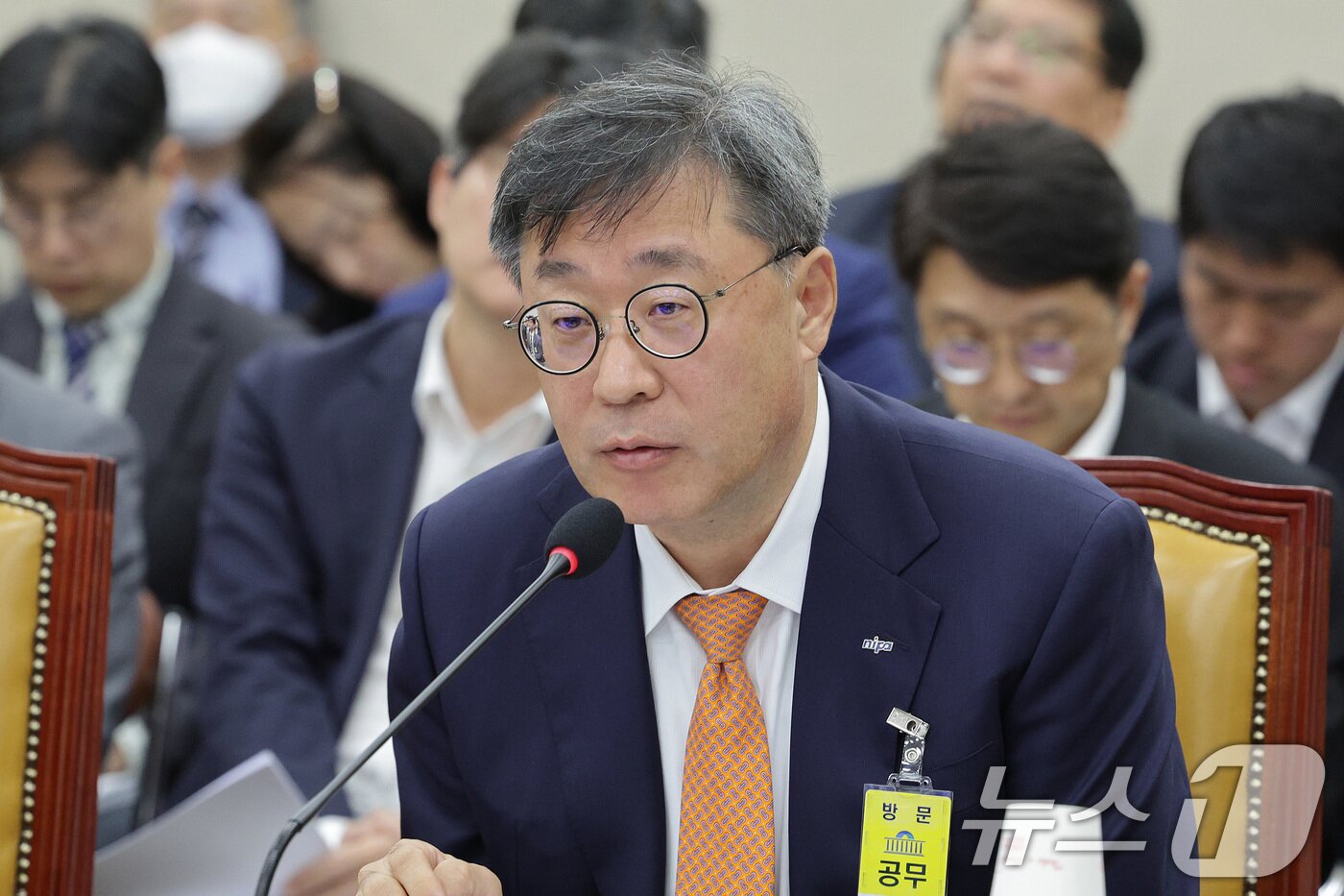 본문 이미지 - 박윤규 정보통신산업진흥원장이 21일 서울 여의도 국회 과학기술정보방송통신위원회에서 열린 정보통신산업진흥원 등에 대한 국정감사에서 의원 질의에 답변하고 있다. 2025.10.21/뉴스1 ⓒ News1 신웅수 기자