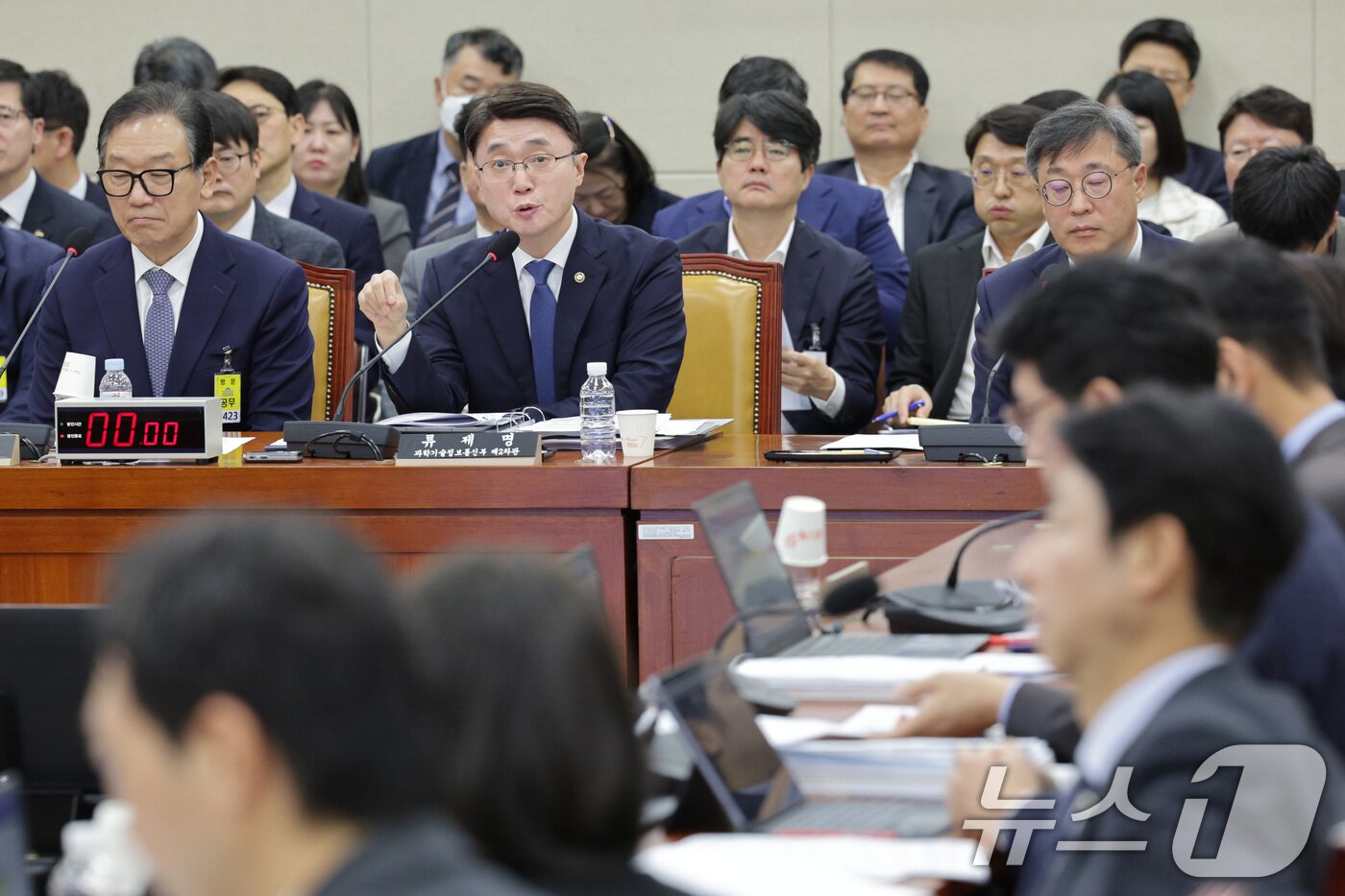 본문 이미지 - 류제명 과학기술정보통신부 2차관이 21일 서울 여의도 국회 과학기술정보방송통신위원회에서 열린 정보통신산업진흥원 등에 대한 국정감사에서 의원 질의에 답변하고 있다. 2025.10.21/뉴스1 ⓒ News1 신웅수 기자