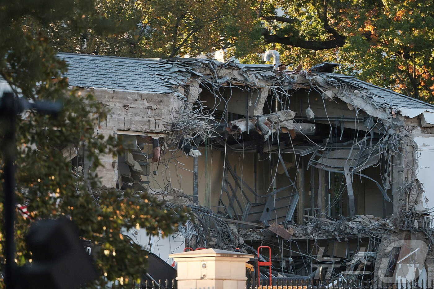 본문 이미지 - 20일&#40;현지시간&#41; 미국 워싱턴DC 백악관 이스트윙에서 도널드 트럼프 미국 대통령이 계획한 무도회장 건설을 위해 부분 철거가 진행되고 있다. 2025.10.20. ⓒ 로이터=뉴스1 ⓒ News1 윤다정 기자