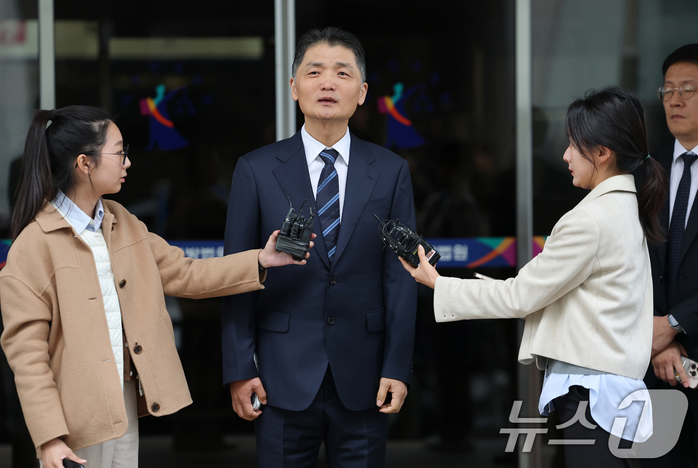 (서울=뉴스1) 오대일 기자 = 카카오 창업자 김범수 경영쇄신위원장이 21일 서울 양천구 서울남부지방법원에서 열린 자본시장법 위반 1심 선고 공판에서 무죄를 선고받은 후 심경을 밝 …