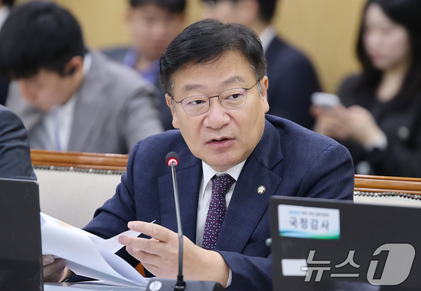 (대전=뉴스1) 김기태 기자 = 정점식 국민의힘 의원이 21일 한국철도공사(코레일) 대전본사에서 열린 국회 국토교통위원회의 한국철도공사, 국가철도공단, (주)에스알 등에 대한 국정 …