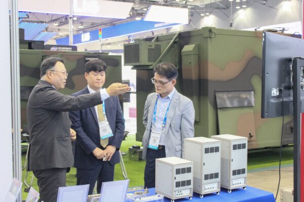 본문 이미지 - 제이랩스 부스에 방문한 정성현 구미시 부시장&#40;가운데&#41;과 서현수 경북구미방산클러스터 단장&#40;우측&#41;에게 설명 중인 제이랩스 송승훈 대표 / 사진=제이랩스 제공