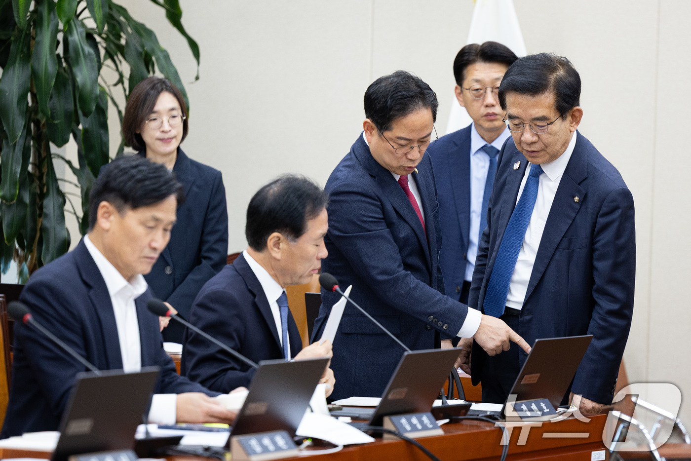 (서울=뉴스1) 유승관 기자 = 국회 기획재정위원회 정태호 더불어민주당 간사(왼쪽 두 번째)와 박수영 국민의힘 간사(왼쪽 세 번째)가 21일 서울 여의도 국회에서 열린 기획재정위원 …