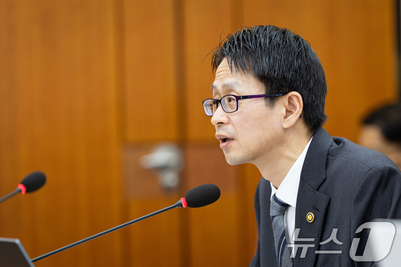 (서울=뉴스1) 유승관 기자 = 백승보 조달청장이 21일 서울 여의도 국회에서 열린 기획재정위원회의 국가데이터처 등에 대한 국정감사에서 의원 질의에 답하고 있다. 2025.10.2 …