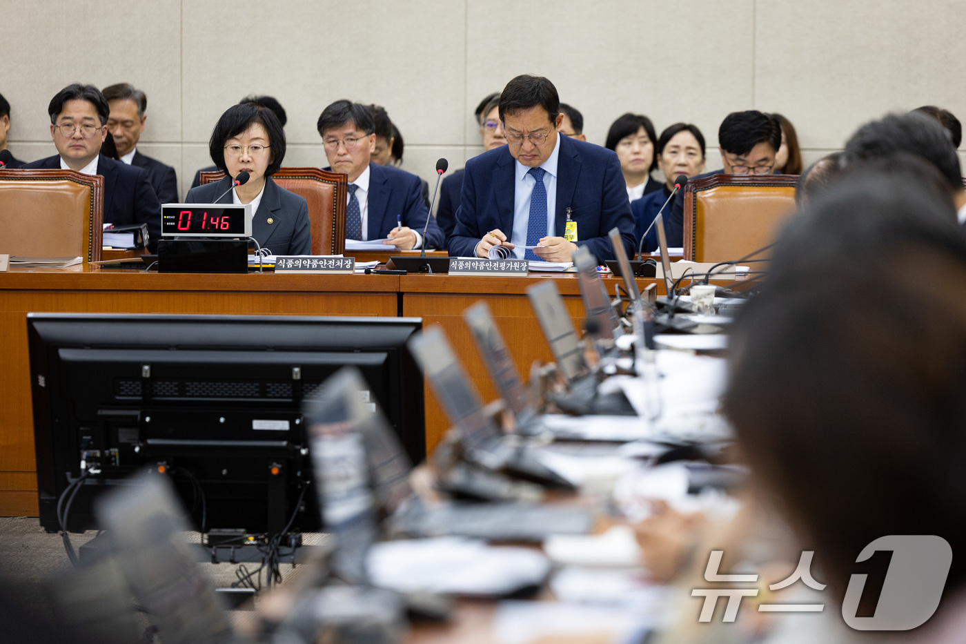 (서울=뉴스1) 유승관 기자 = 오유경 식품의약품안전처장이 21일 서울 여의도 국회에서 열린 보건복지위원회의 식품의약품안전처 등에 대한 국정감사에서 의원 질의에 답하고 있다. 20 …