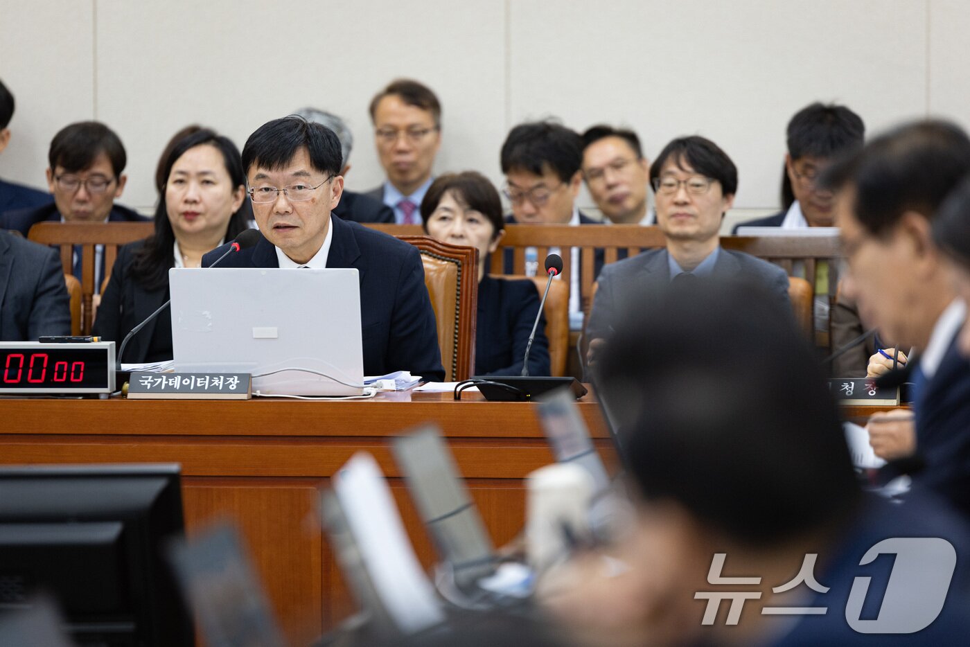 본문 이미지 - 안형준 국가데이터처장이 21일 서울 여의도 국회에서 열린 기획재정위원회의 국가데이터처 등에 대한 국정감사에서 의원 질의에 답하고 있다. 2025.10.21/뉴스1 ⓒ News1 유승관 기자