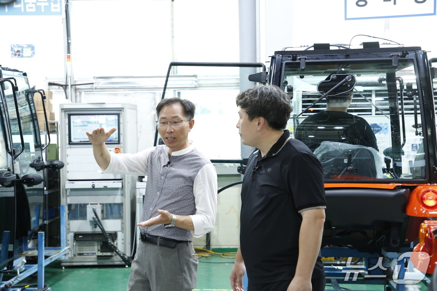 본문 이미지 - 삼성전자 스마트공장 전문위원이 농기계 제조업체 위제스&#40;전북 익산 소재&#41;를 찾아 스마트공장 컨설팅을 진행하고 있다. &#40;사진제공 = 삼성전자&#41; 