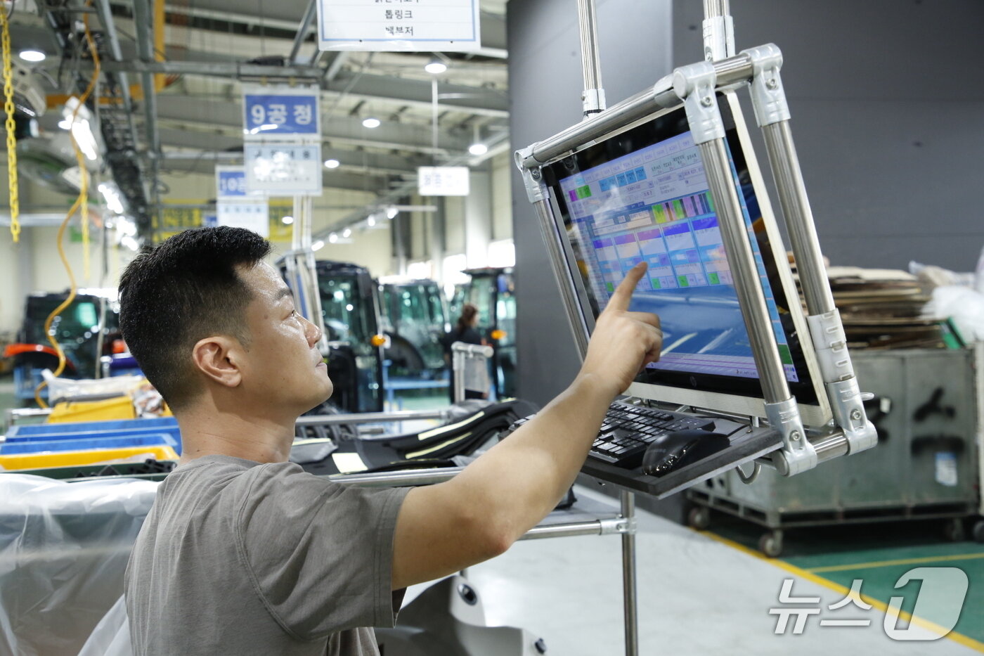 본문 이미지 - 농기계 제조업체 위제스&#40;전북 익산 소재&#41; 직원이 관리 시스템을 통해 생산 공정을 제어하고 있다. &#40;사진제공 = 삼성전자&#41; 