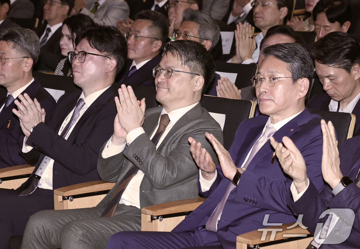 (서울=뉴스1) 구윤성 기자 = 용석우 삼성전자 영상디스플레이사업부장 사장(앞줄 왼쪽부터)와 문신학 산업통상부 1차관, 조주완 LG전자 사장이 21일 오전 서울 강남구 코엑스에서 …