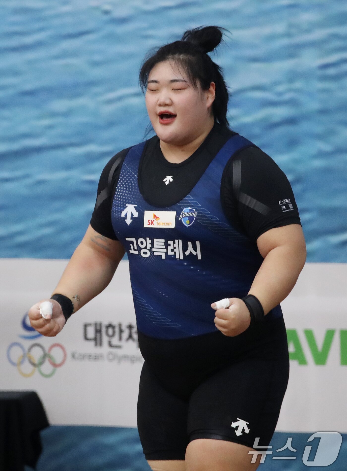 본문 이미지 - 박혜정&#40;고양시청&#41;이 21일 부산 남구국민체육센터2관에서 열린 제106회 전국체육대회 역도 여자 일반부 87㎏ 이상급 경기에서 인상 123㎏ 3차시기에 도전하고 있다. 2025.10.21/뉴스1 ⓒ News1 윤일지 기자