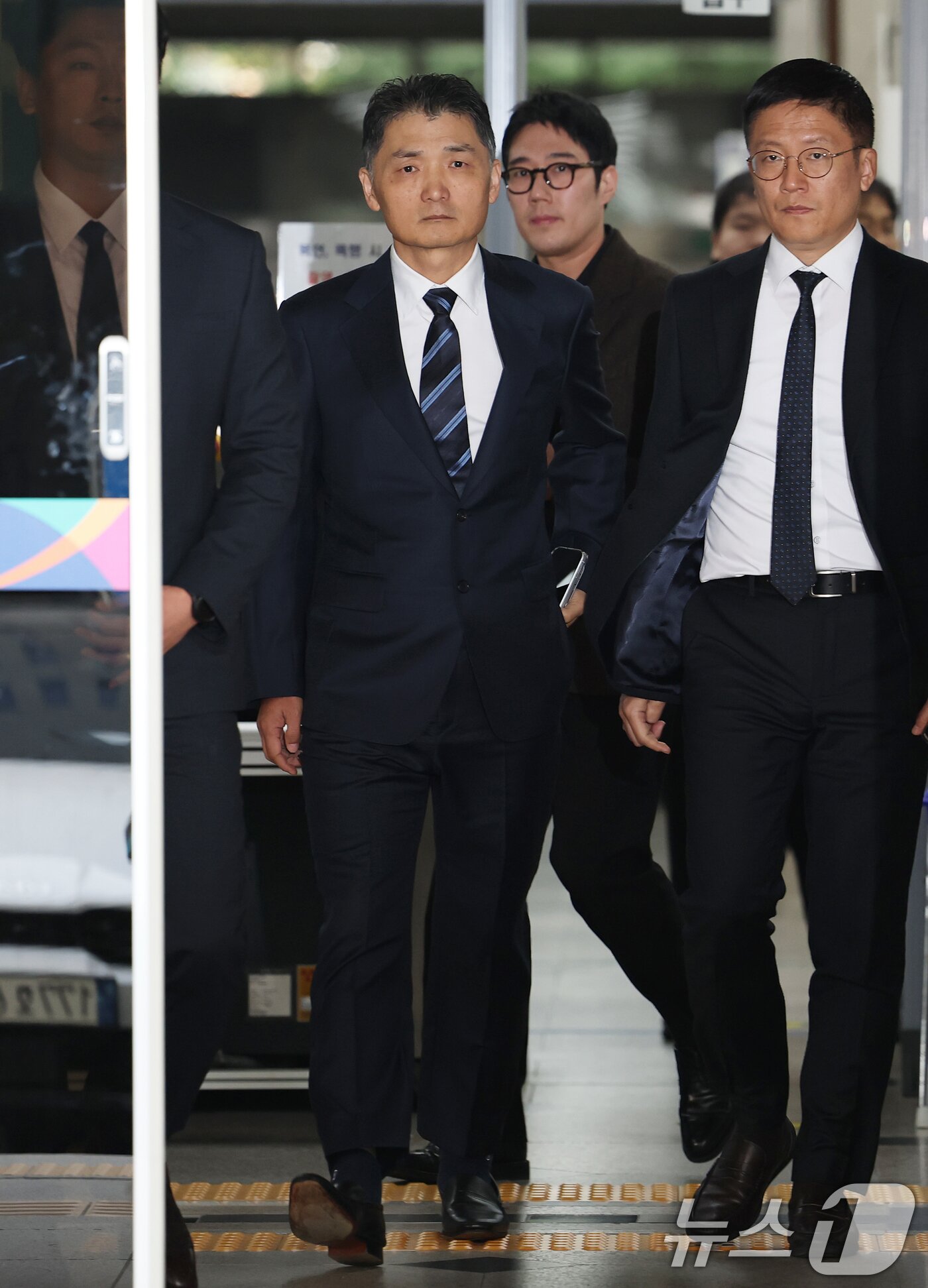 본문 이미지 - 카카오 창업자 김범수 경영쇄신위원장이 21일 서울 양천구 서울남부지방법원에서 열린 자본시장법 위반 1심 선고 공판에서 무죄를 선고받은 후 법정을 나서고 있다.  2025.10.21/뉴스1 ⓒ News1 오대일 기자