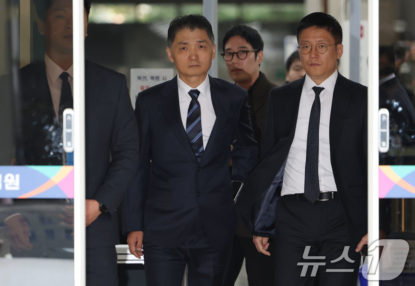 본문 이미지 - 카카오 창업자 김범수 경영쇄신위원장이 21일 서울 양천구 서울남부지방법원에서 열린 자본시장법 위반 1심 선고 공판에서 무죄를 선고받은 후 법정을 나서고 있다. 2025.10.21/뉴스1 ⓒ News1 오대일 기자